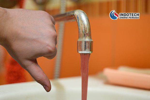 Penggunaan alat penyaring air rumah tangga sebagai solusi kualitas air bersih.